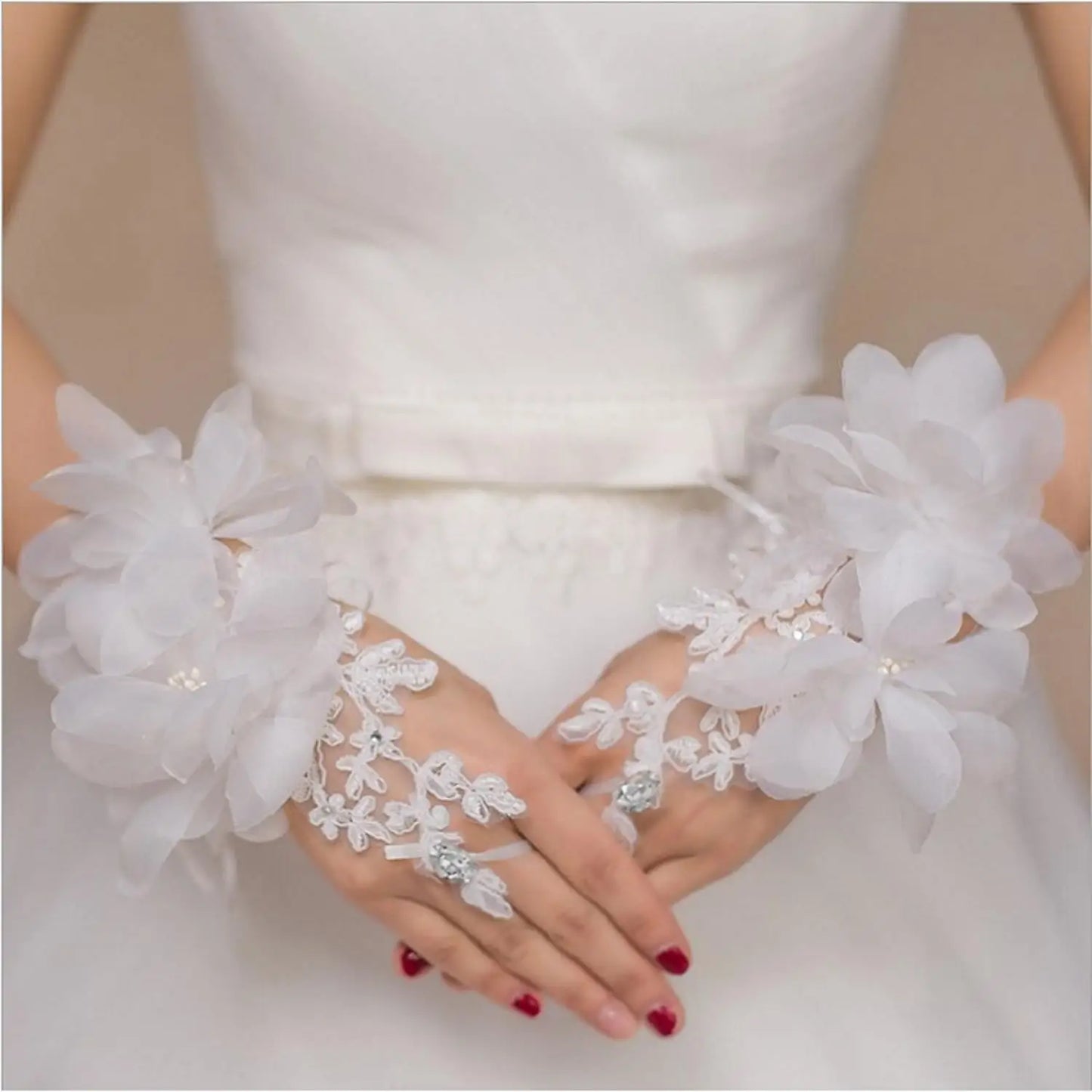 2019 Hot Sale High Quality White Short Paragraph Elegant Rhinestone Bridal Wedding Gloves Wedding accessories