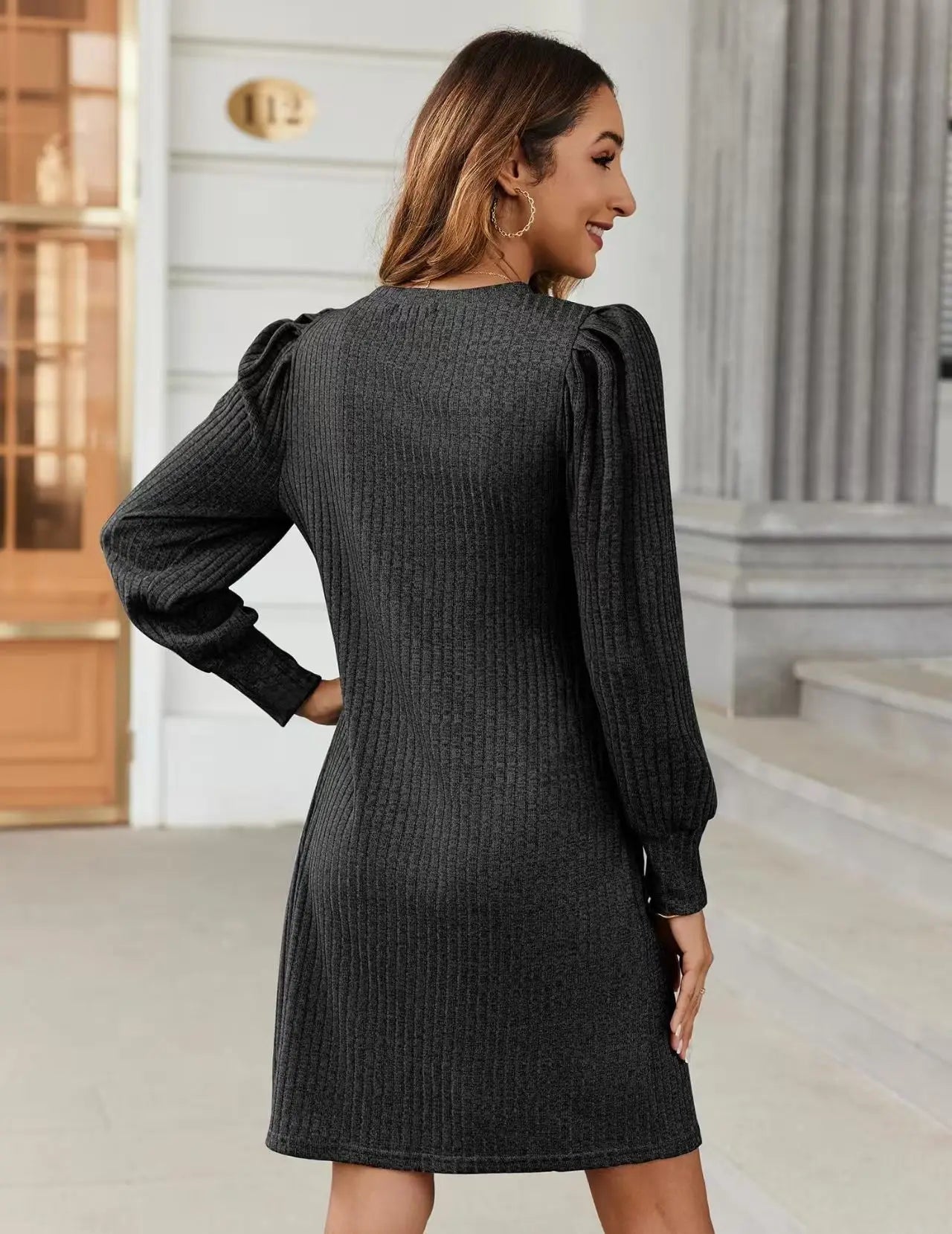 Fashionable women's knitted puffed-sleeve long-sleeved autumn and winter round-neck casual loose dress with pockets