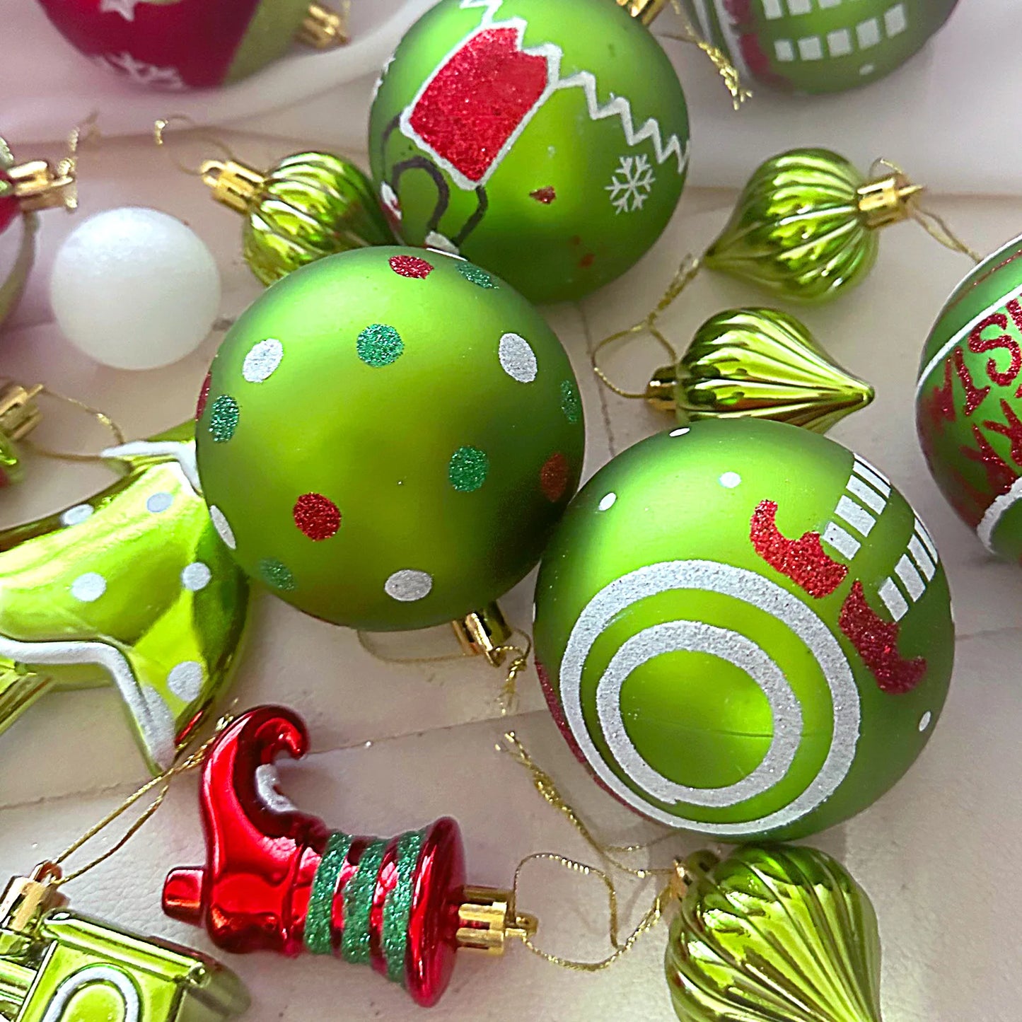 34/12/9pcs Grinch Christmas Ball Decorations